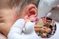 Przekłuli uszy 3-miesięcznemu dziecku gdy spało. Takiej krytyki ze strony internautów nie przewidzieli