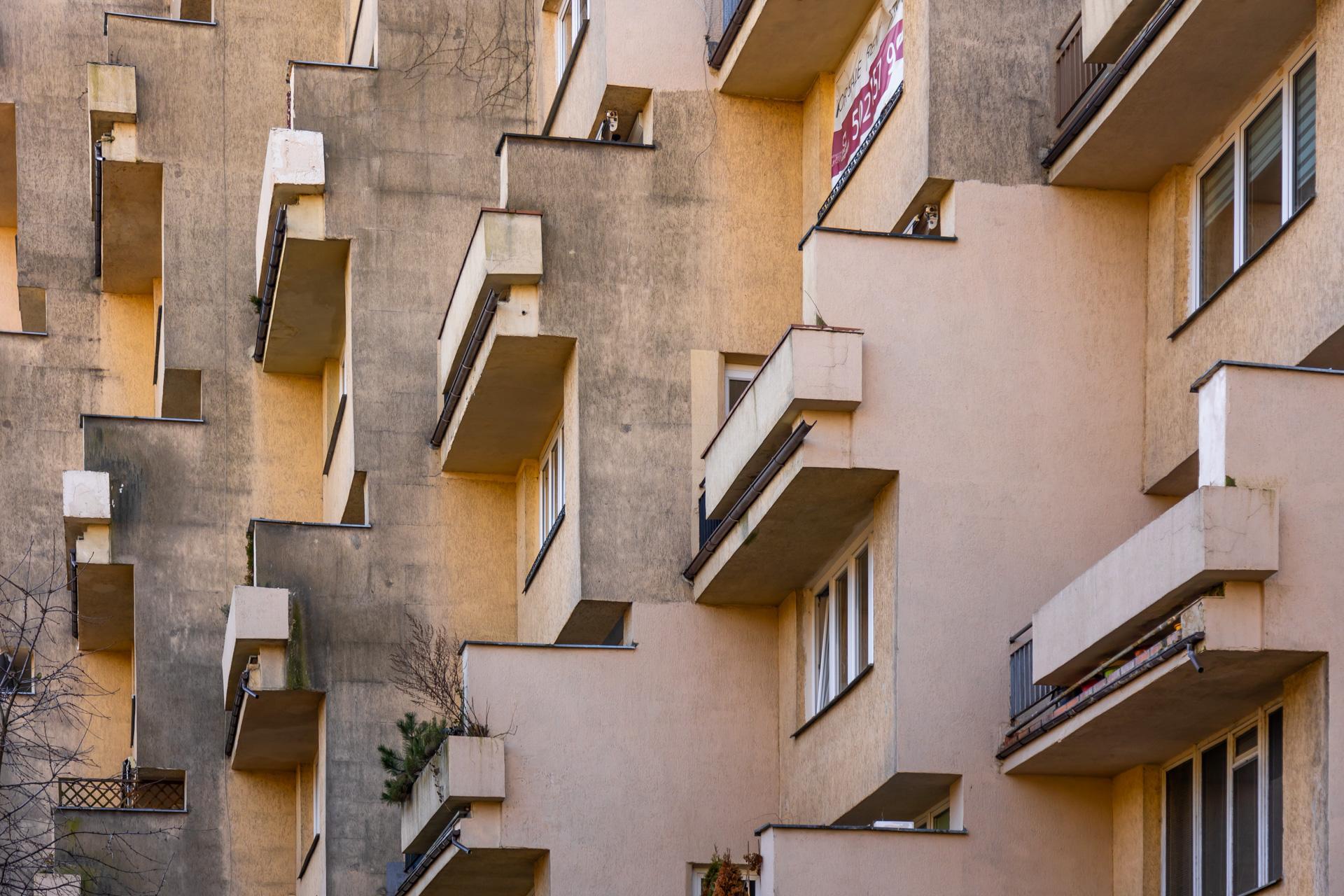 Blok PRL na ul. Koziej 9 - zobacz budynek, który z zmienia się wraz z punktem widzenia
