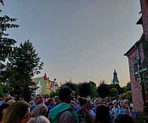 Magiczna Noc Świętojańska w Starym Fordonie. Spacer pod gwiazdami przyciągnął bydgoszczan i turystów