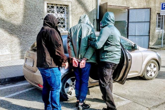 Policjanci z Opola podczas kontroli samochodu na gdańskich numerach rejestracyjnych znaleźli prawie kilogram narkotyków