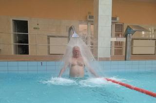  Lech Wałęsa na basenie