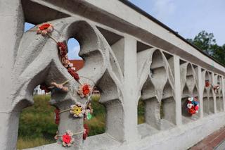   Most kultury w Lublinie gotowy na noc świętojańską! Ozdobiły go wianki z włóczki