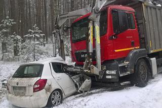 Czołowe zderzenie samochodu osobowego z ciężarówką