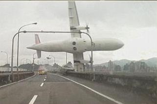 Samolot rozbił się o most