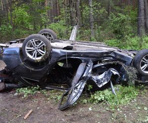 Na drodze powiatowej pomiędzy miejscowościami Zabiele i Wólka Różańska samochód osobowy uderzył w łosia. Wypadek zakończył się śmiercią kierowcy i pasażerki auta. 