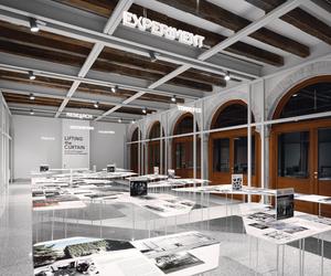Podnosząc kurtynę - obok biennale
