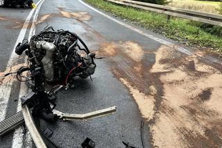 Silnik na środku drogi i dwa rozbite samochody. Cztery osoby ranne 