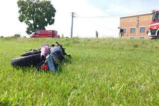 Koszmarny wypadek motocyklisty. Wyprzedzał na skrzyżowaniu