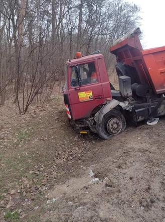 Potworny wypadek pod Płockiem! Volvo 18-latka zderzyło się czołowo z tirem i busem. DK 60 zablokowana [ZDJĘCIA]
