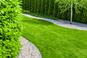 Obrzeża trawnikowe - stylowe rozwiązania dla ogrodu. Jak oddzielić trawnik od rabaty czy ścieżki w ogrodzie?