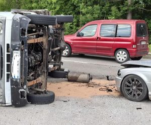 Wypadek w Lubieni. Dostawczy bus zderzył się z BMW