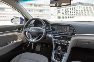 Toyota Corolla Sedan 1.8 Hybrid 122 KM e-CVT vs Hyundai Elantra Style 1.6 MPI 6MT