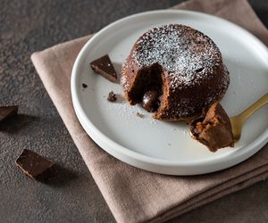 Keto LAVA CAKE: przepis na fondant czekoladowy bez mąki i cukru