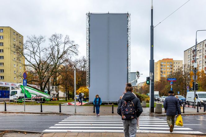 Stelaż reklamowy na rogu ul. Anielewicza i al. Jana Pawła II w Warszawie