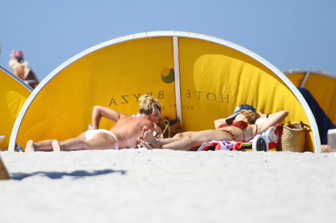 Jan Englert z żoną i ćorką w Juracie