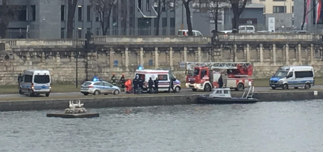 Kraków: Akcja służb przy kładce Bernatka. Z Wisły wyłowiono mężczyznę