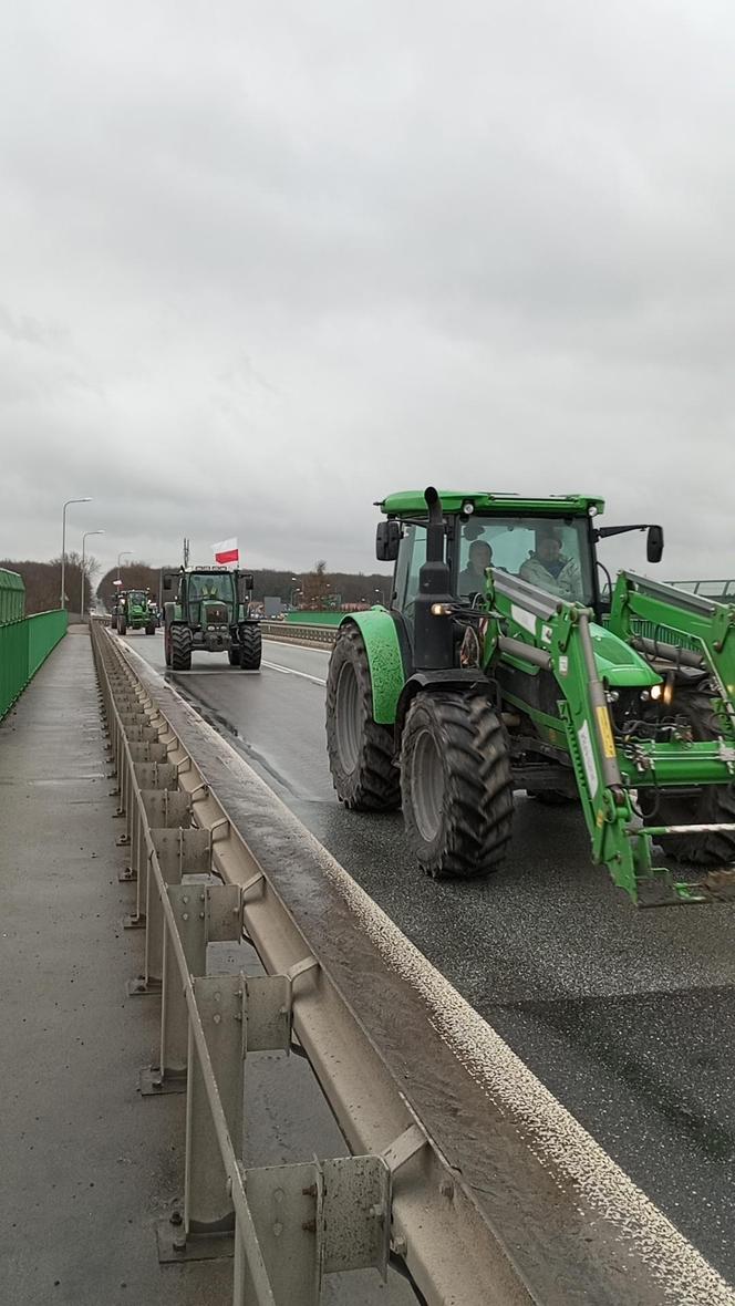 Trwa protest rolników w woj. lubelskim. Blokady są w wielu miejscach w regionie [DUŻO ZDJĘĆ]