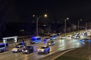 Warszawa. Ostatnie Pokolenie kontra policja. Kolejna próba zablokowania Wisłostrady [ZDJĘCIA].