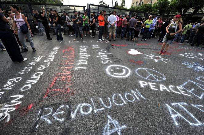 Grecja: Protest pod parlamentem w Atenach – policja OBRZUCONA JOGURTEM - ZDJĘCIA