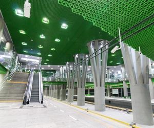Metro w Warszawie już wozi pasażerów, ale wciąż są drążone nowe linie
