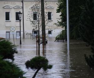 Powódź w powiecie kłodzkim. Jedna osoba utonęła, służby nie mogą dotrzeć do poszkodowanych 