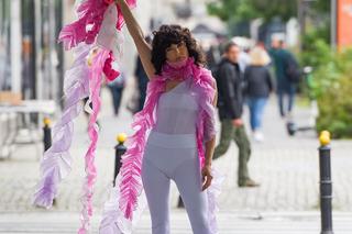 Ramona Rey szokuje na ulicy