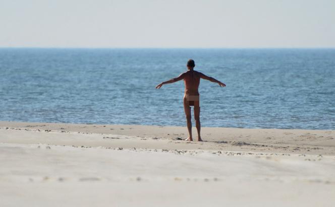 1 publ_Jan Maria Jackowski na plaży