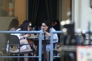 Była posłanka PiS z córką w restauracji. Całuje psa