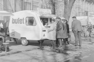 Fast food w PRL: bułka z pieczarkami i kiełbaska z wody