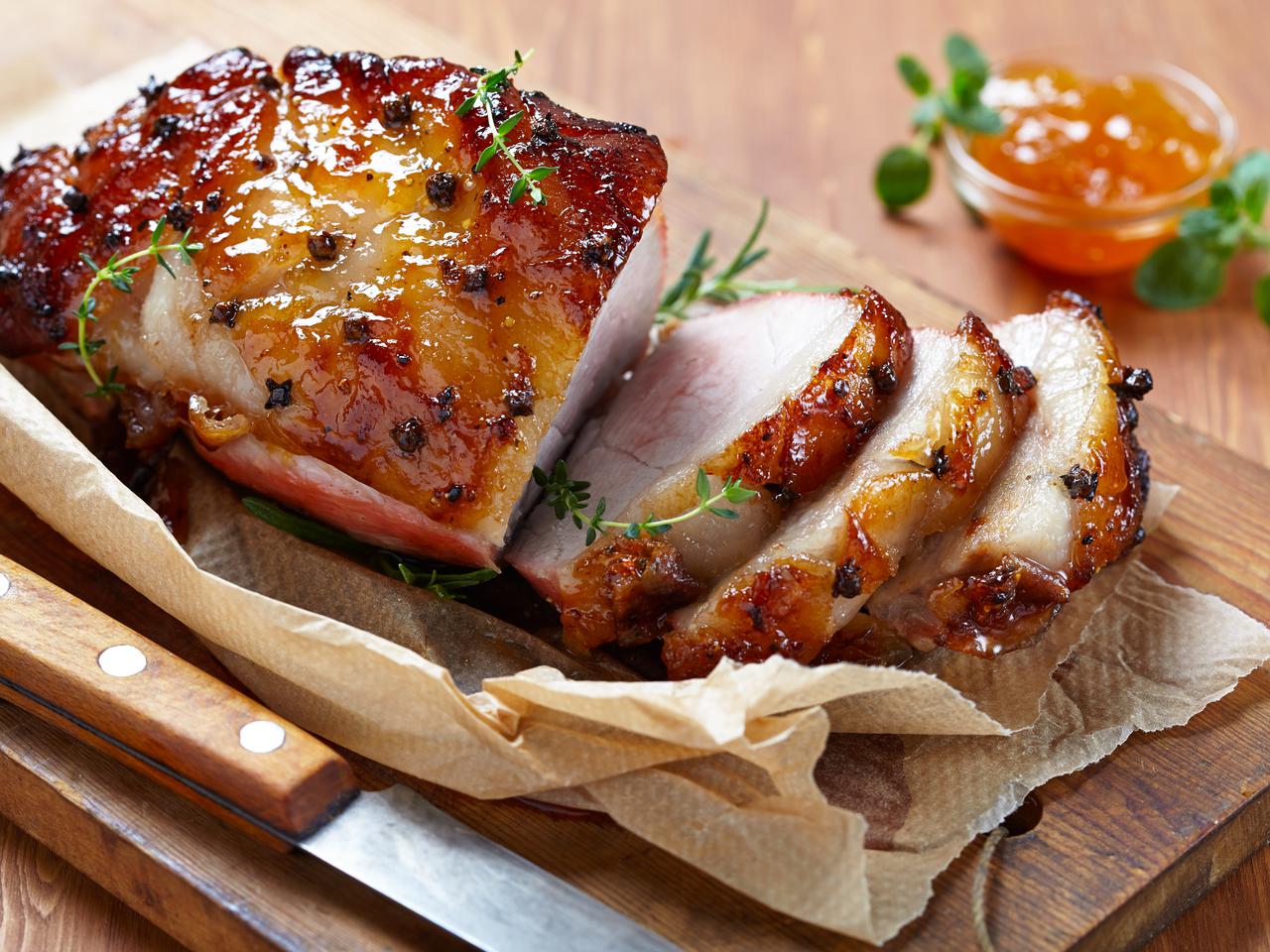 Szynka pieczona z miodem nabijana goździkami