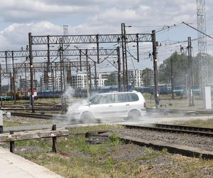 Kontrolowane zderzenie pociągu z osobówką