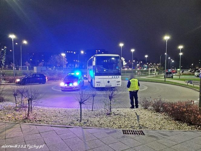 Kierowcy parkują na rondzie przy Parku Wodnym Tychy