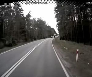 Tir jechał na zderzenie z autobusem pełnym pasażerów. O krok od tragedii na DK 11 pod Tarnowskimi Górami [ZDJĘCIA].
