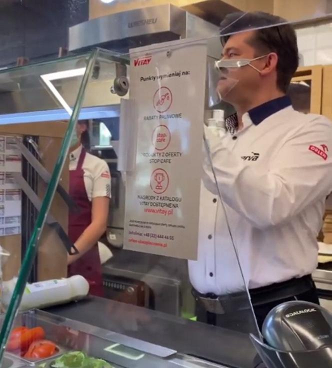 Zenek Martyniuk sprzedaje hot-dogi