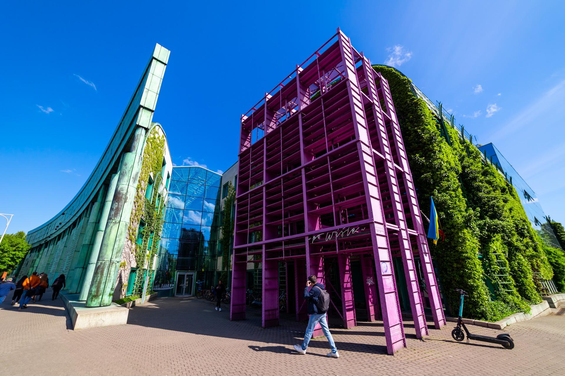 Biblioteka Uniwersytecka w Warszawie - zdjęcia. Zobacz postmodernistyczną ikonę, którą kiedyś uznawano za kicz