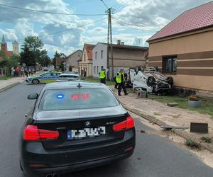 Dachował, a potem groził policjantom zapalniczką. Finał pościgu za 43-latkiem w powiecie górowskim [ZDJĘCIA]