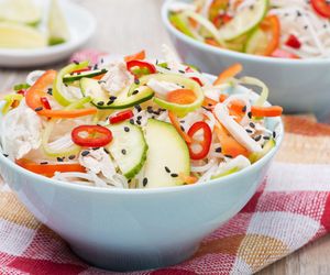 Szybka sałatka z makaronem ryżowym: pokochasz ją od pierwszego kęsa