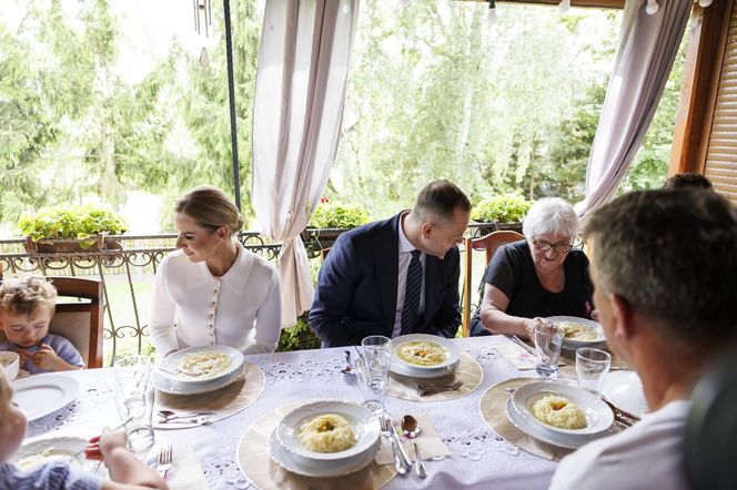 Karol i Marta Nawroccy na obiedzie u rodziny spod Kolbuszowej, na stole same smakołyki
