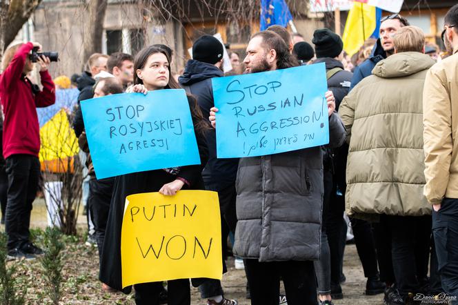  Kraków solidarny z Ukrainą. Setki osób przyszło na manifestację [ZDJĘCIA]