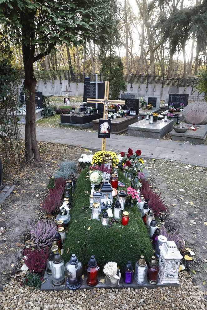 Tak wyglądają groby Zapasiewicza, Tyma, Kołaczkowskiej, Stoparczyk