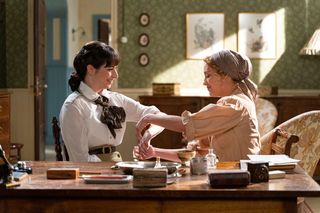 „La Promesa odc. 321-323. Sierżant Funes i jego ludzie wciąż szukają Marii. Tymczasem uwięziona dziewczyna próbuje przekonać porywacza, żeby ją uwolnił