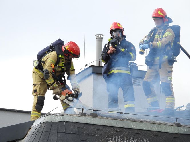 Pożar poddasza na Grochowie. Ewakuacja kilkudziesięciu osób