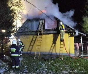 Lubelskie: Drewniany dom stanął w płomieniach. W zgliszczach znaleziono zwęglone zwłoki