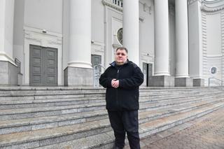 Ksiądz Bar buduje bar mleczny dla potrzebujących