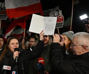 Manifestacja pod aresztem śledczym, w którym przebywa Mariusz Kamiński