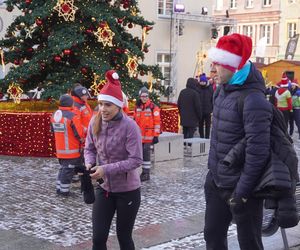 Bieg Mikołajów w Olsztynie. Około 400 osób pobiegło w charytatywnym celu [ZDJĘCIA]