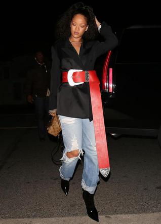 Rihanna w czerwonym pasku