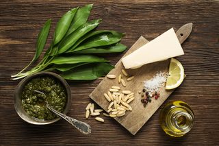 Pesto z czosnku niedźwiedziego - rewelacyjny dodatek do kanapek, przekąsek i makaronu