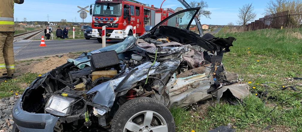 Nowa Wieś Ełcka. Koszmarny wypadek na przejeździe kolejowym. Nie żyje kierowca [FOTO]