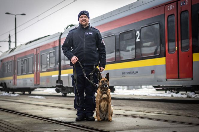 Policjanci dał dom psim emerytom